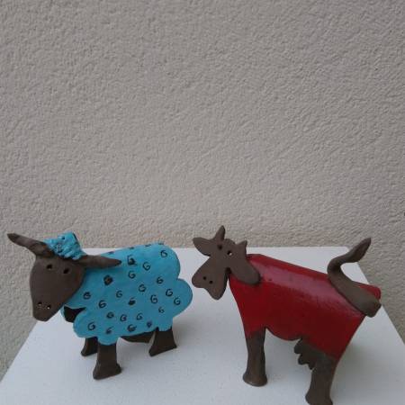 Mouton et vache, sculptures en terre par P Elghozi