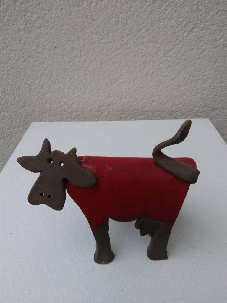Sculpture vache en terre par Pascale Elghozi